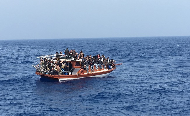 Mersin'de Denizde Mahsur Klan 100 Suriyeli Kurtarıldı.
