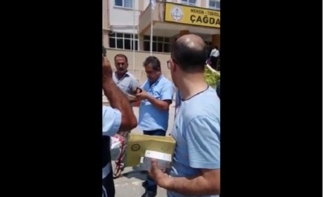 Mersin'de Okul Müdürü 2 Torba Oy Pusulasıyla Geldi
