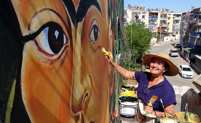 Mersin'de 40 Derece Sıcakta 'Frida Kahlo'nun Eserini Resmediyor