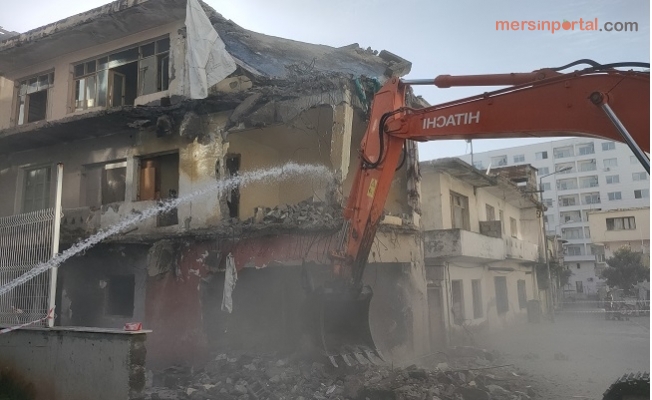 Akdeniz'de Metruk Binaların Yıkımı Sürüyor