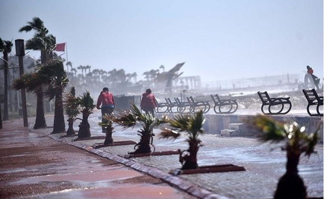 Mersin'de Fırtına Yaşamı Olumsuz Etkiliyor