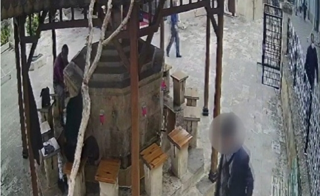 Mersin'de Cami'de Hırsızlık Yapan Şahıs Önce Kameraya Sonra Polise Yakalandı.