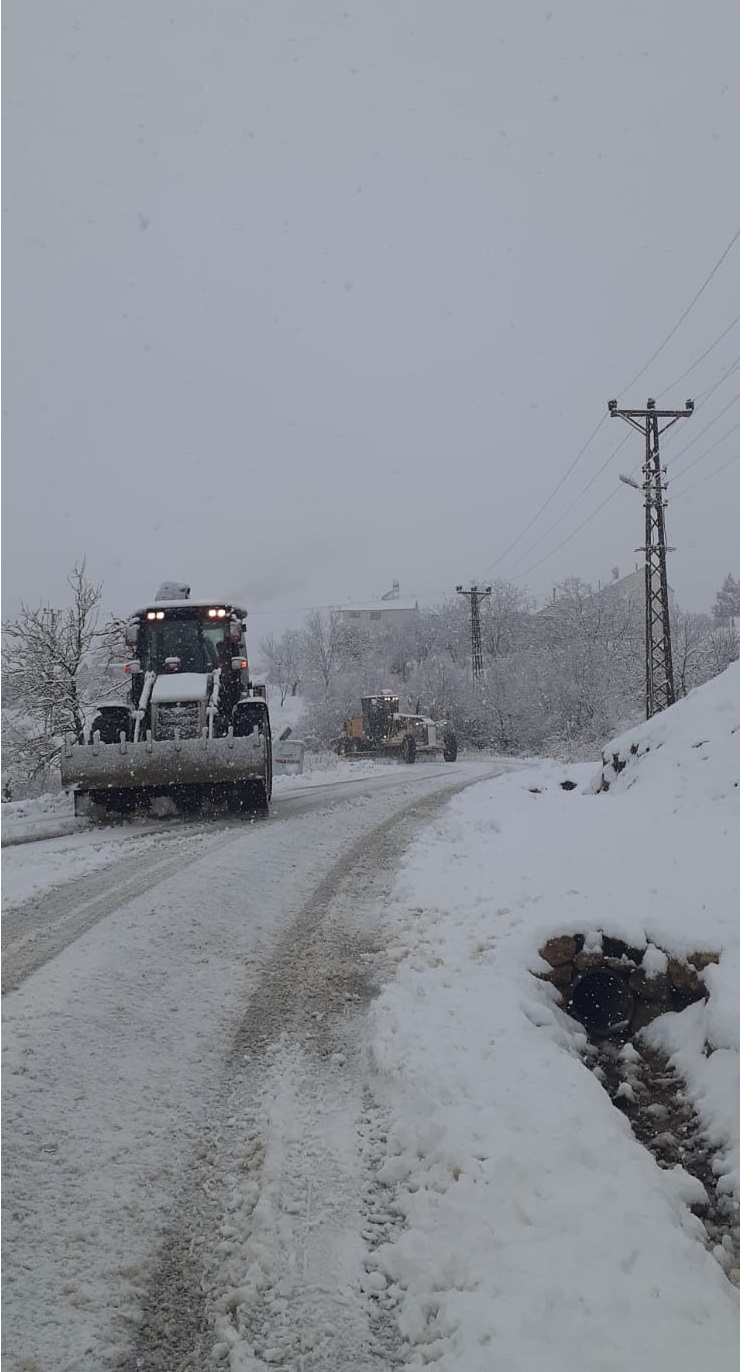 Büyükşehir Mersin'in Yüksek Kesimlerinde Karla Mücadeleyi Aralıksız Sürdürüyor