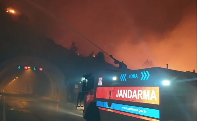 Mersin Jandarmasından Gülnar'da Yangın Söndürme Çalışmalarına Destek
