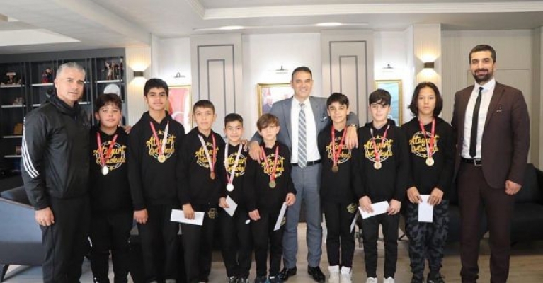 Başkan Altunok, Şampiyonları Kucakladı
