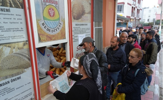 Tarsuslular Ramazan Ayını Türkiye'nin En Ucuz Ekmeği İle Karşıladılar