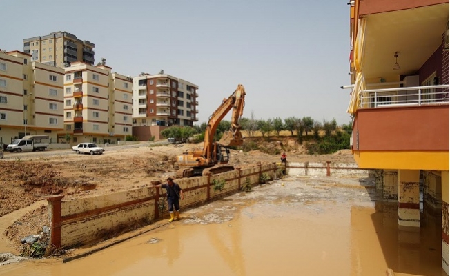 Mersin'de Zemin Katları Su Bastı