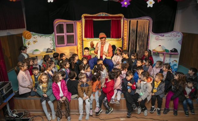 Mersin Şehir Tiyatrosu Oyunlarıyla 7'den 70'e Ulaşıyor