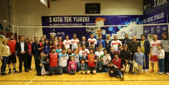 Erdemli Belediyesi Şehitler Anısına Voleybol Turnuvası Düzenledi 
