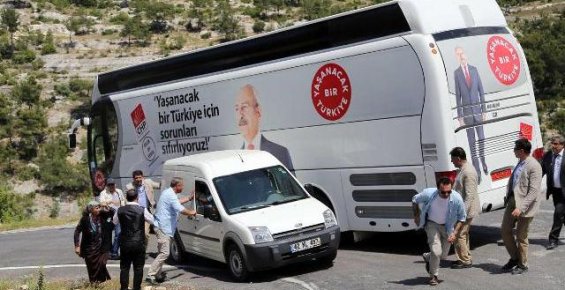Kılıçdaroğlunu'nun Otobüsü Kaza Geçirdi