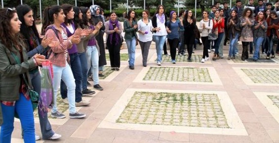  Kız Öğrenciler Kadına Şiddeti Protesto Etti