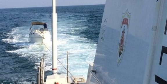 Mersin'de Deniz Ortasında Bozulan Yatta Mahsur Kalan 2 Kişiyi Kurtardı