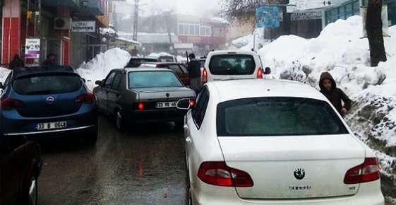 Mersin'de Kar Yağışı Yayla Yollarını Tıkadı.