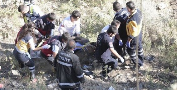 Mersin'de Yolcu Minibüsü Şarampole Yuvarlandı: 2 Ölü, 5 Yaralı    