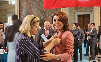 CHP’li Gülcan Kış, Milletvekili Rozetini Taktı