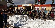 Mersin Büyükşehir Belediyesi, Okula Kamyonlarla Kar Getirdi   